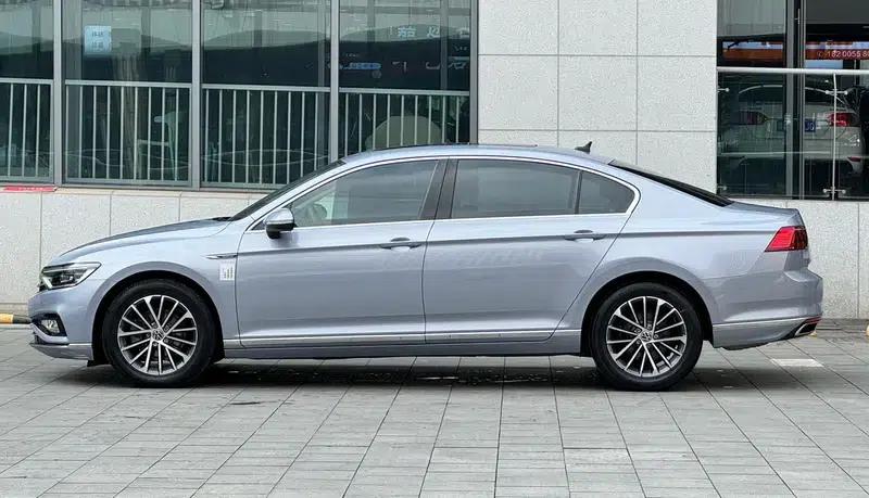 2020 Volkswagen Passat 330TSI DSG Luxury — миниатюра 3