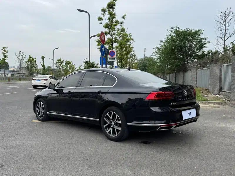 2020 Volkswagen Passat 330TSI DSG Leading Edition — миниатюра 3
