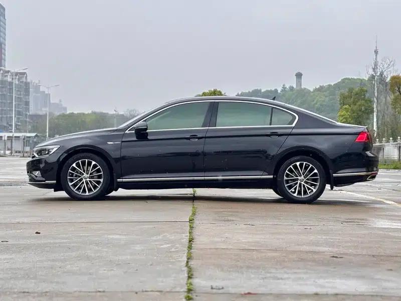 2020 Volkswagen Passat 330TSI DSG Luxury — миниатюра 3