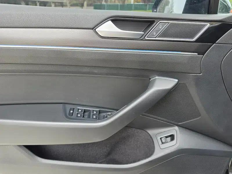 2020 Volkswagen Passat 330TSI DSG Leading Edition — миниатюра 11