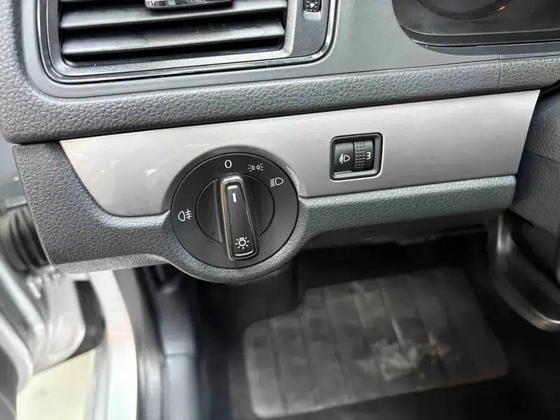 2013 Volkswagen Lavida Classic Facelift 1.6L Automatic Fashion Edition — миниатюра 27