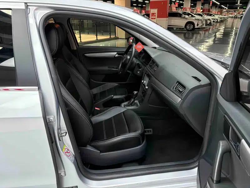 2013 Volkswagen Lavida Classic Facelift 1.6L Automatic Fashion Edition — миниатюра 29