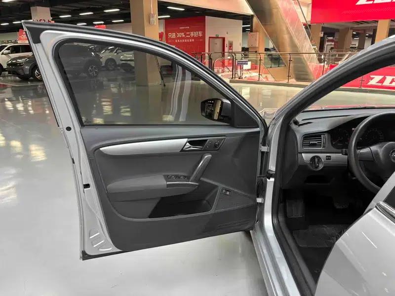 2013 Volkswagen Lavida Classic Facelift 1.6L Automatic Fashion Edition — миниатюра 31