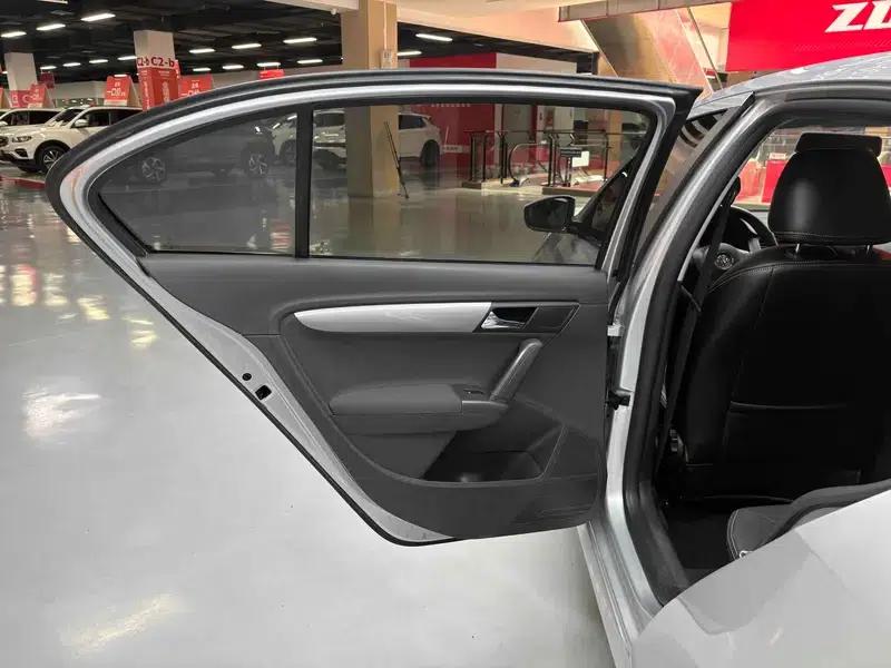 2013 Volkswagen Lavida Classic Facelift 1.6L Automatic Fashion Edition — миниатюра 33