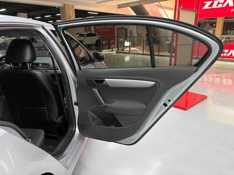 2013 Volkswagen Lavida Classic Facelift 1.6L Automatic Fashion Edition — миниатюра 36