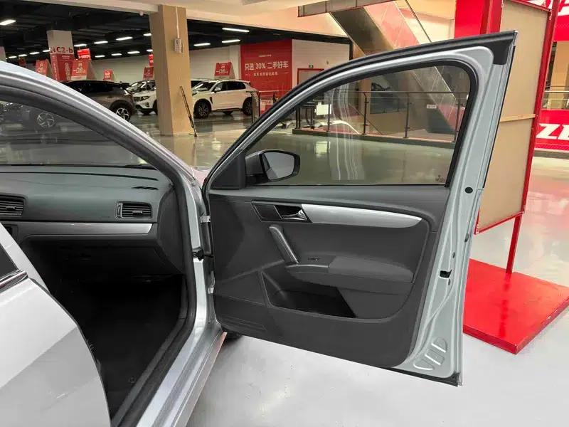 2013 Volkswagen Lavida Classic Facelift 1.6L Automatic Fashion Edition — миниатюра 37