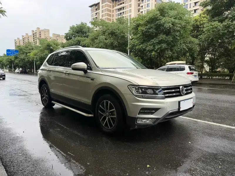 Tiguan L 2018 Facelift 330TSI Automatic 2WD Luxury Edition — миниатюра 3