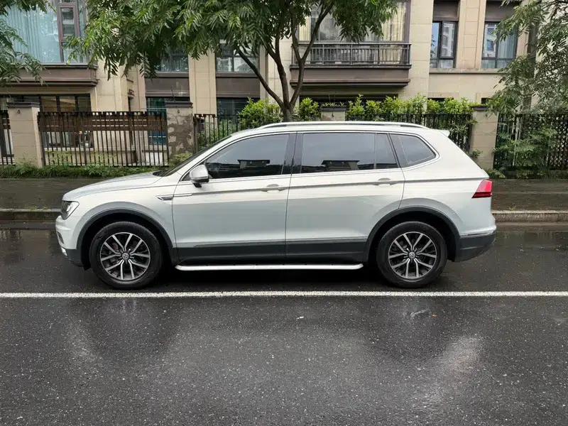 Tiguan L 2018 Facelift 330TSI Automatic 2WD Luxury Edition — миниатюра 4