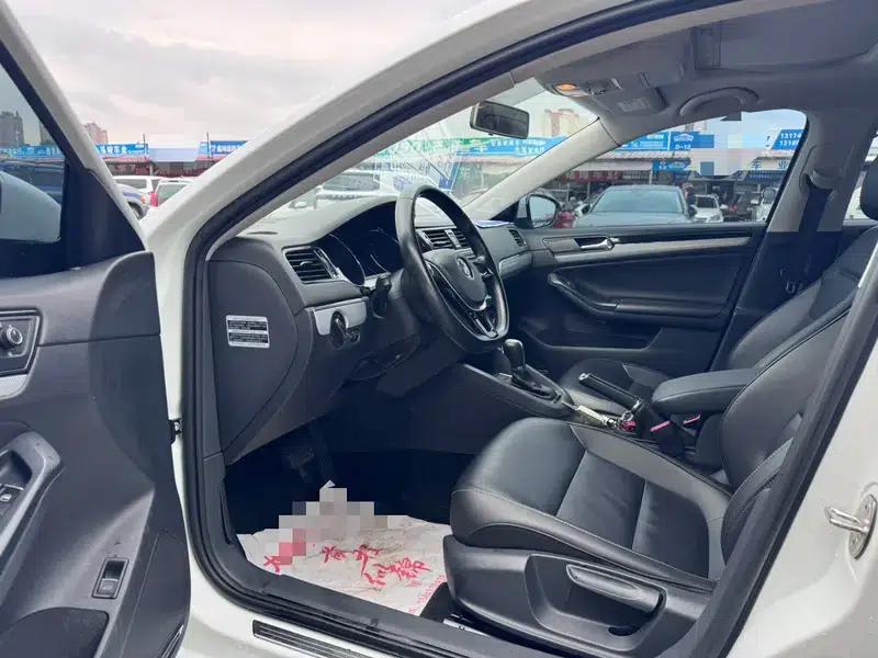 2015 Volkswagen Sagitar 1.6L Automatic Comfort Model — миниатюра 8