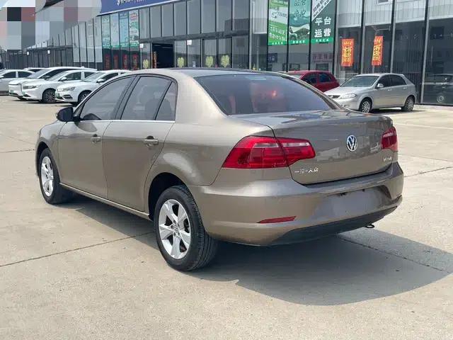 2014 Volkswagen Bora 1.6L Manual Comfort Model — миниатюра 5