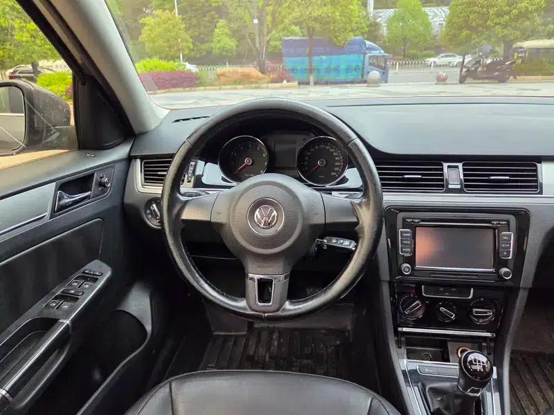 2013 Volkswagen Bora 1.6L Manual Comfort Model — миниатюра 9