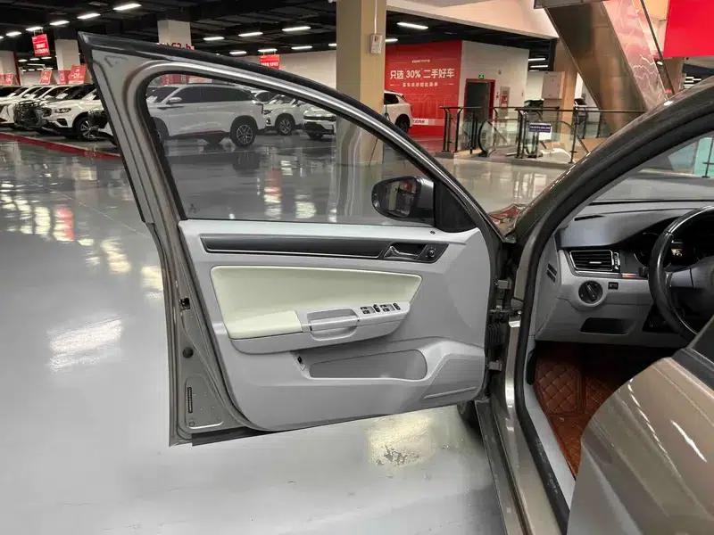 2014 Volkswagen Bora 1.6L Automatic Fashion Edition — миниатюра 34