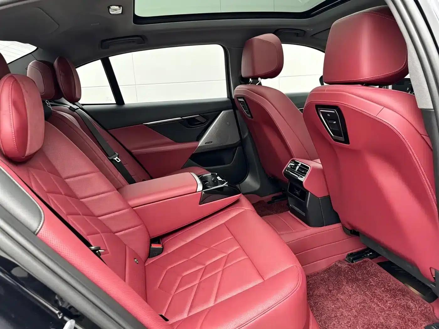 2025 BMW 5 Series 530Li Leading Edition M Sport Package — миниатюра 11