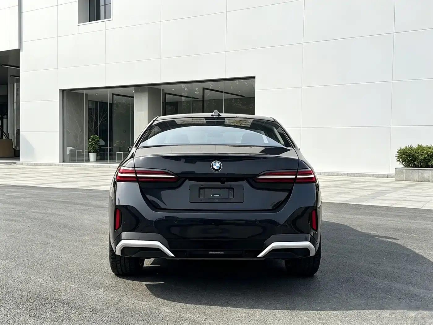2025 BMW 5 Series 530Li Leading Edition M Sport Package — миниатюра 13