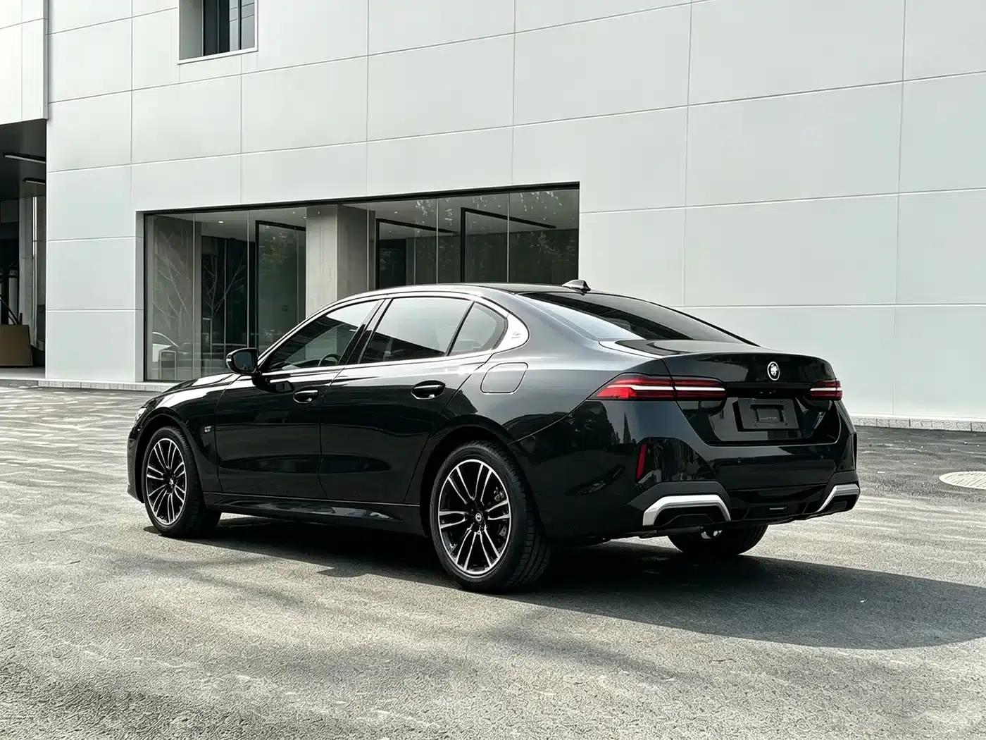 2025 BMW 5 Series 530Li Leading Edition M Sport Package — миниатюра 14