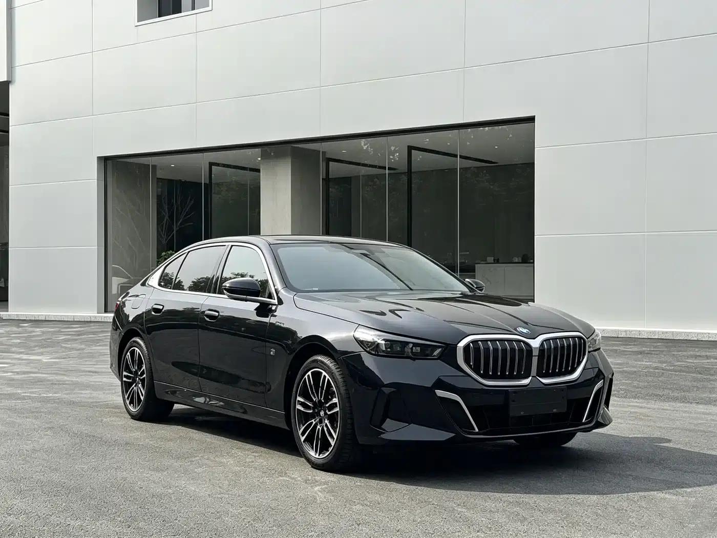 2025 BMW 5 Series 530Li Leading Edition M Sport Package — миниатюра 3