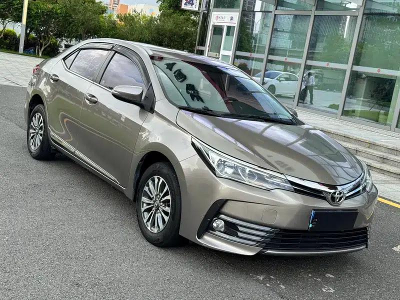 2017 Corolla 1.2T CVT GL-i — миниатюра 3