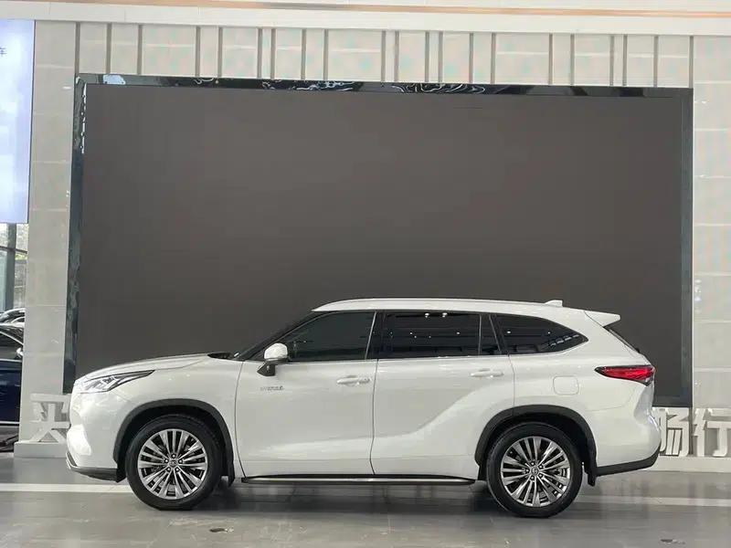 2022 Toyota Highlander Hybrid 2.5L AWD Premium 7-Seater — миниатюра 3