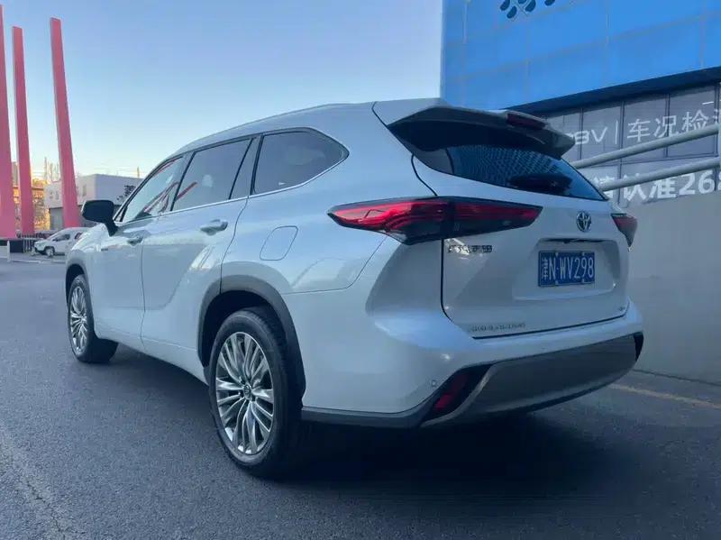 2022 Toyota Highlander Hybrid 2.5L AWD Premium 7-Seater — миниатюра 5