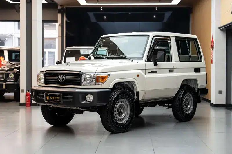 2022 Land Cruiser 70 Series, 4.0L Manual, 4WD, 5-Seater, Parallel Import — миниатюра 1