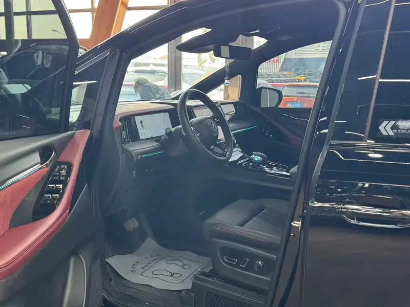 Trumpchi M8 2024 Master Series 2.0TGDI Supreme Edition — миниатюра 6