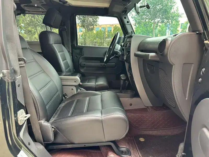 2010 Jeep Wrangler 3.8L Rubicon Two-Door — миниатюра 9
