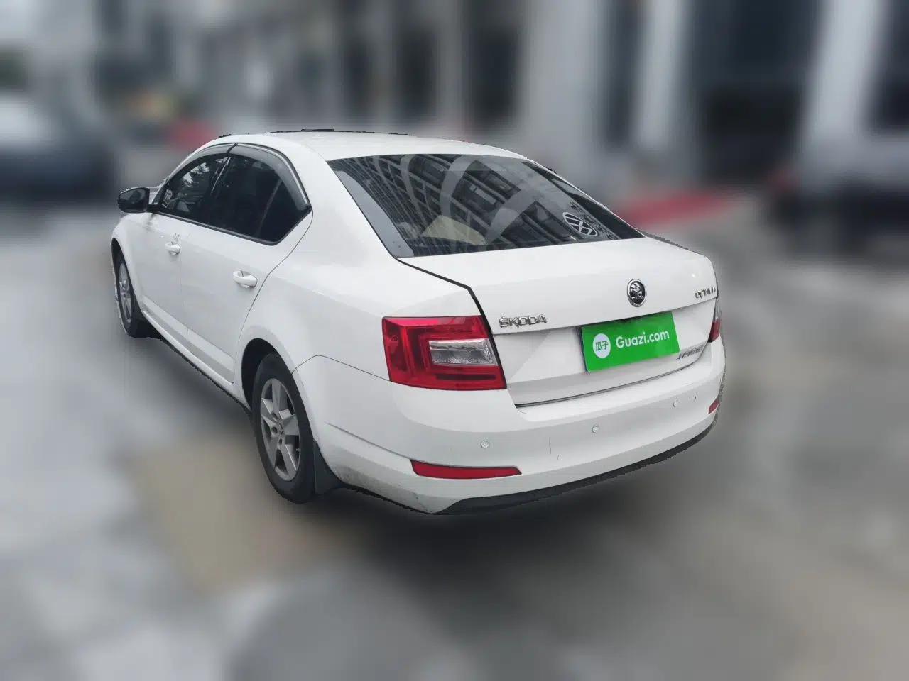 Skoda Octavia 2017 Classic Model 1.6L Automatic Standard Edition — миниатюра 4