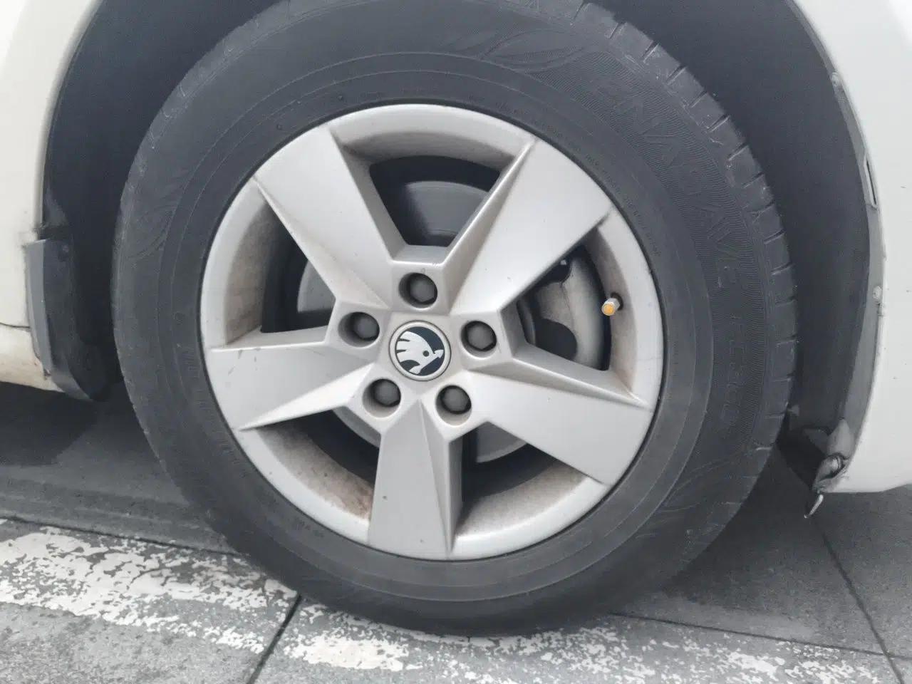Skoda Octavia 2017 Classic Model 1.6L Automatic Standard Edition — миниатюра 8