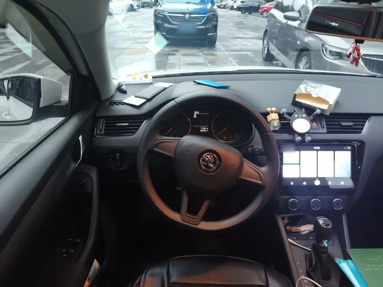 Skoda Octavia 2017 Classic Model 1.6L Automatic Standard Edition — миниатюра 9