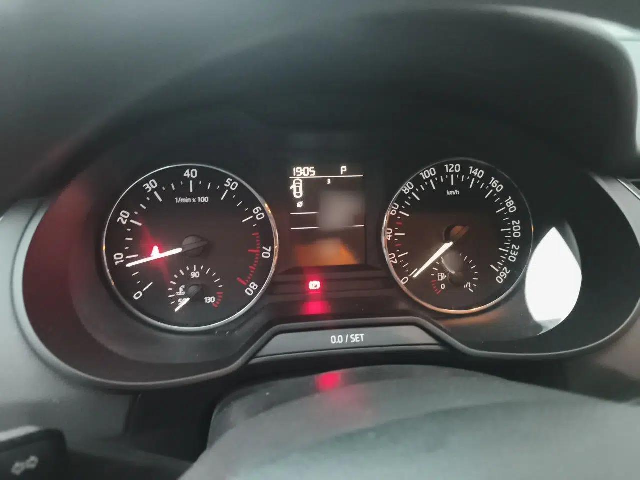Skoda Octavia 2017 Classic Model 1.6L Automatic Standard Edition — миниатюра 10