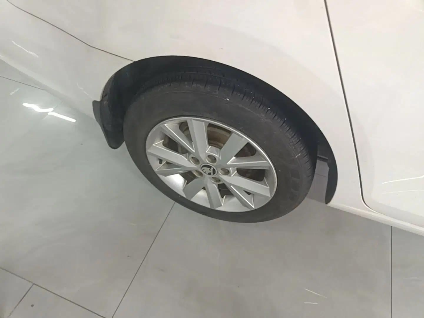 Skoda Rapid 2015 1.6L Manual Smart Selection Model — миниатюра 11