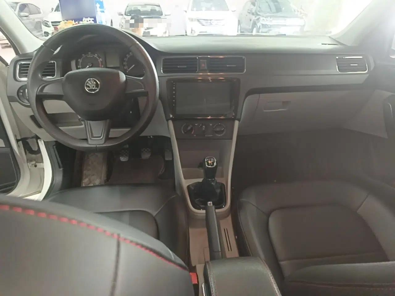 Skoda Rapid 2015 1.6L Manual Smart Selection Model — миниатюра 12