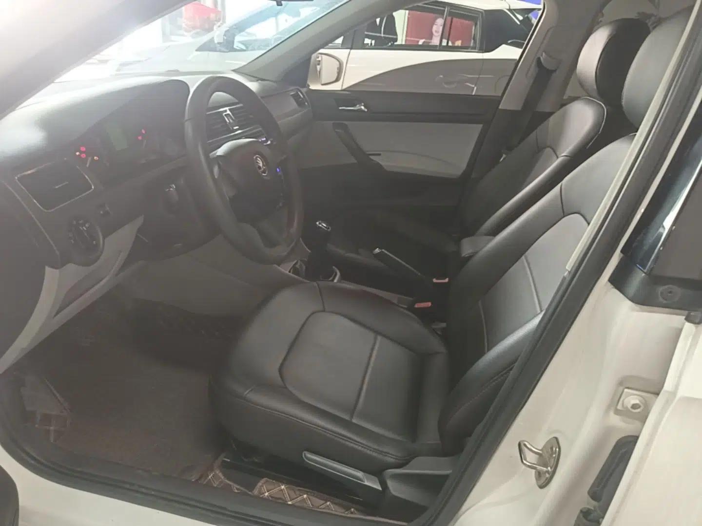Skoda Rapid 2015 1.6L Manual Smart Selection Model — миниатюра 17