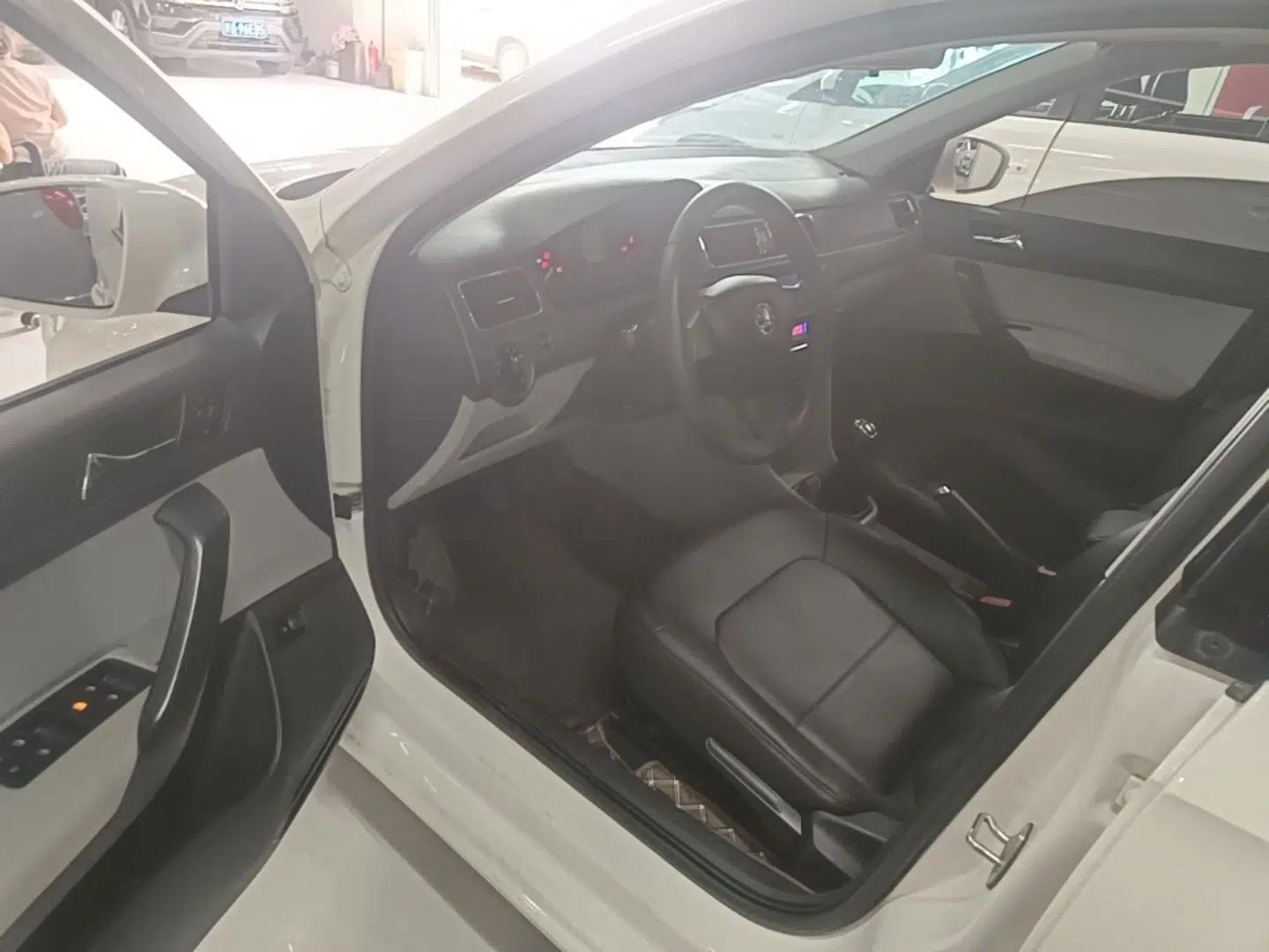 Skoda Rapid 2015 1.6L Manual Smart Selection Model — миниатюра 18
