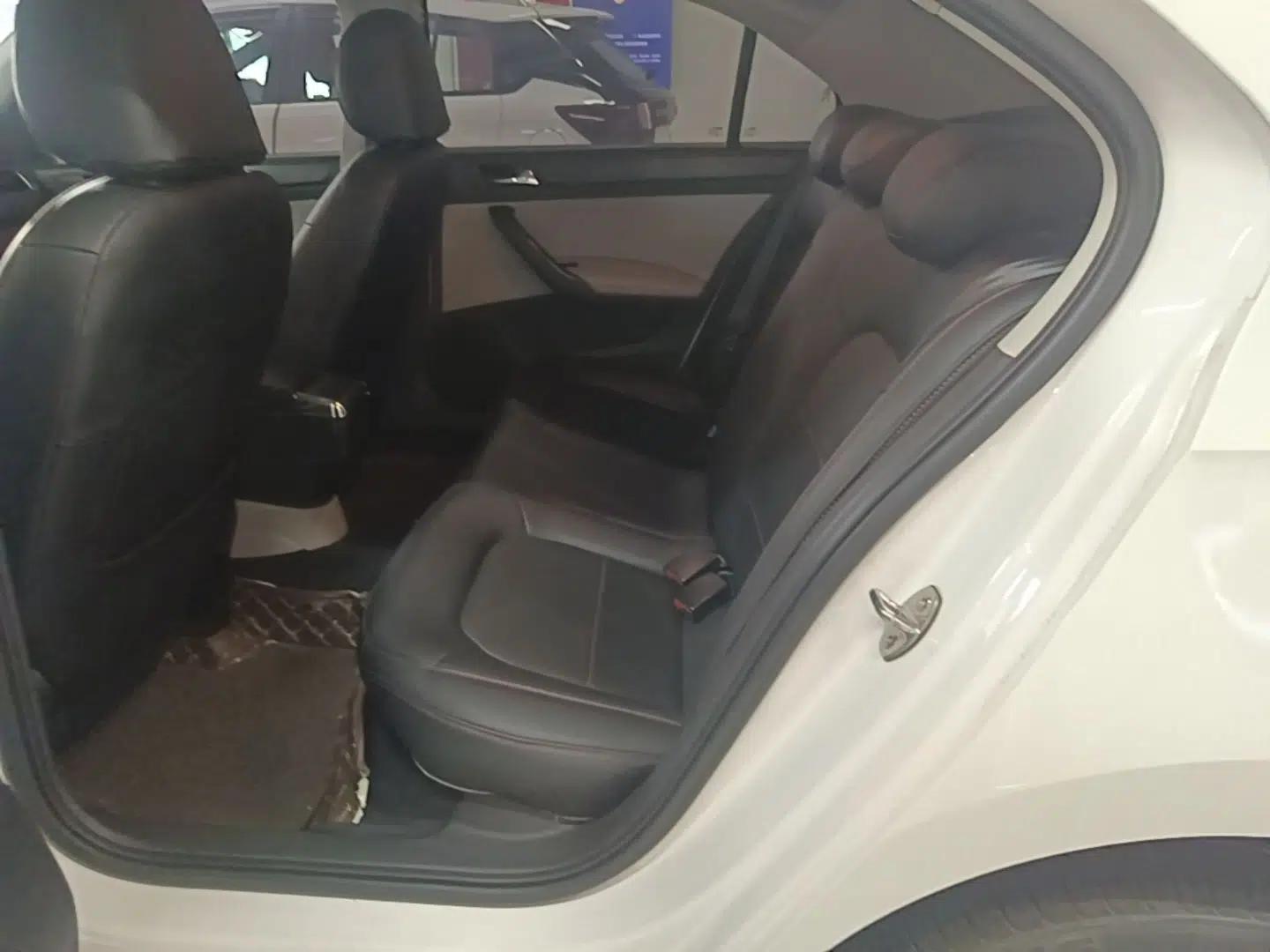 Skoda Rapid 2015 1.6L Manual Smart Selection Model — миниатюра 20