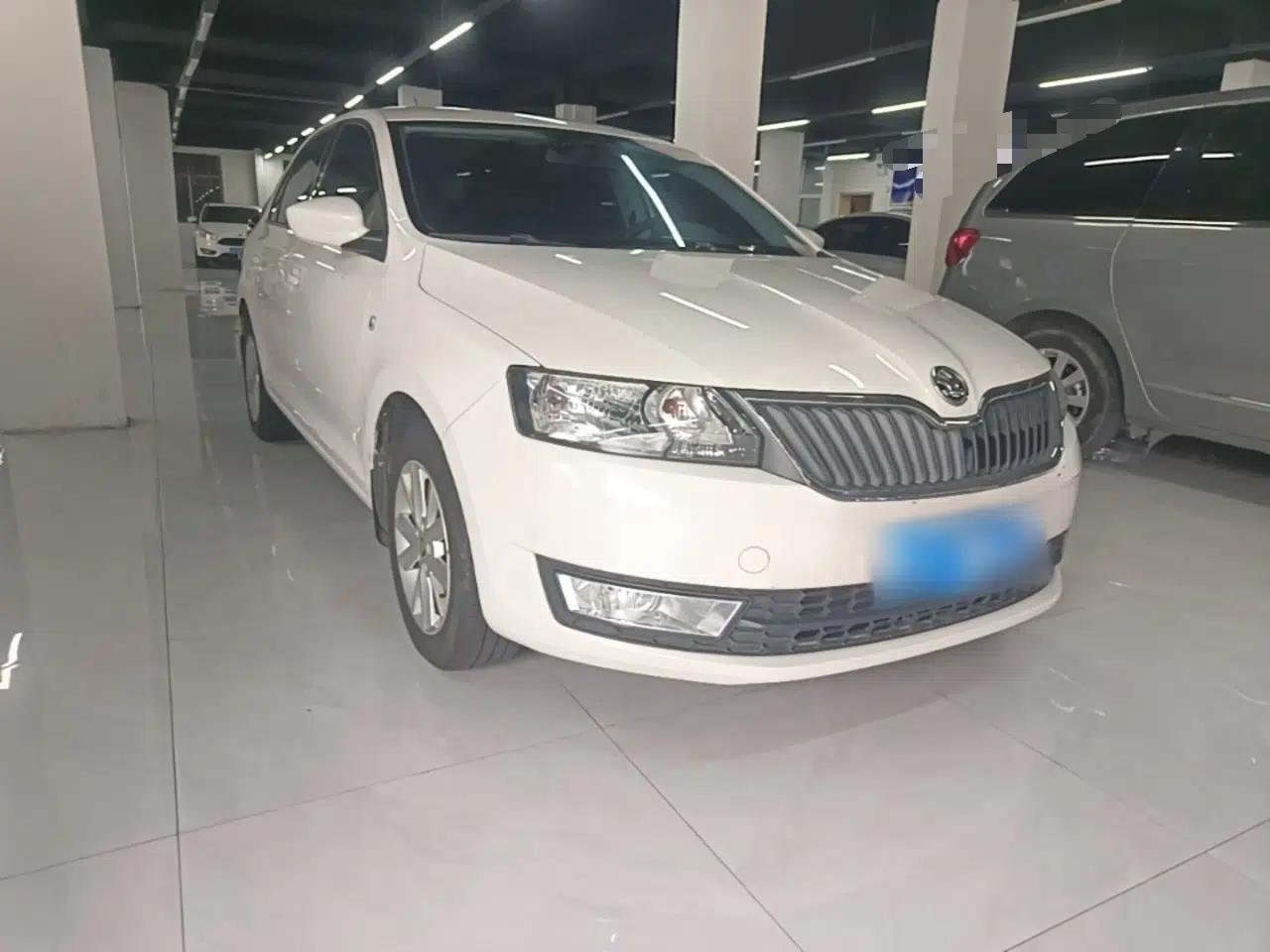 Skoda Rapid 2015 1.6L Manual Smart Selection Model — миниатюра 3