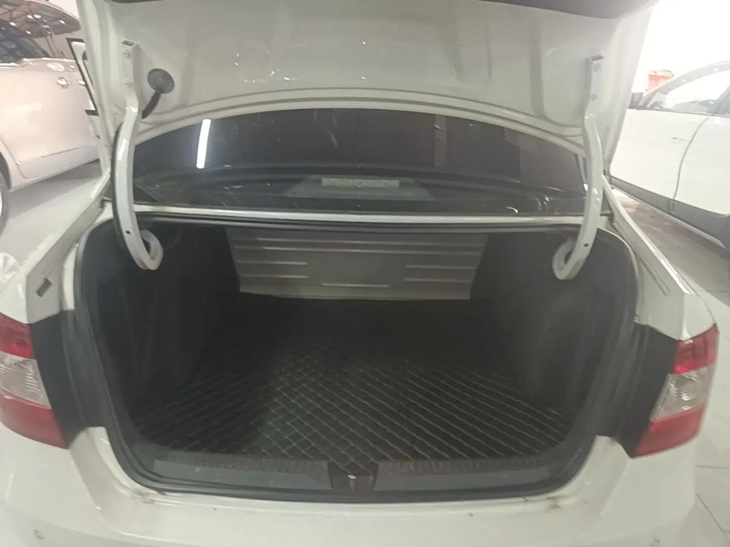 Skoda Rapid 2015 1.6L Manual Smart Selection Model — миниатюра 22
