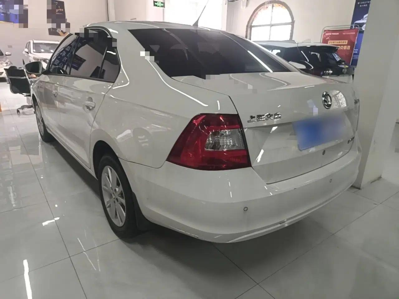 Skoda Rapid 2015 1.6L Manual Smart Selection Model — миниатюра 4