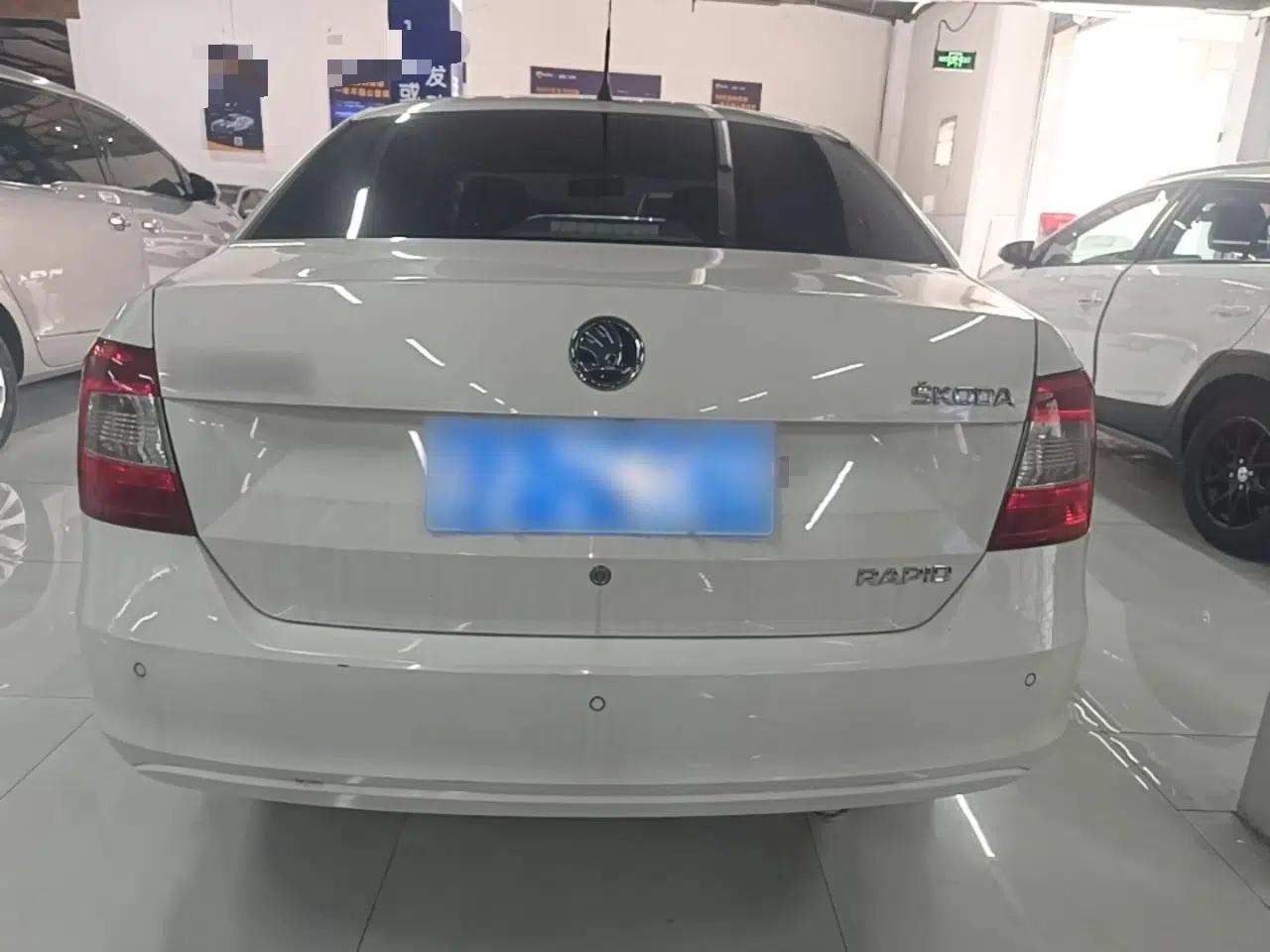 Skoda Rapid 2015 1.6L Manual Smart Selection Model — миниатюра 5