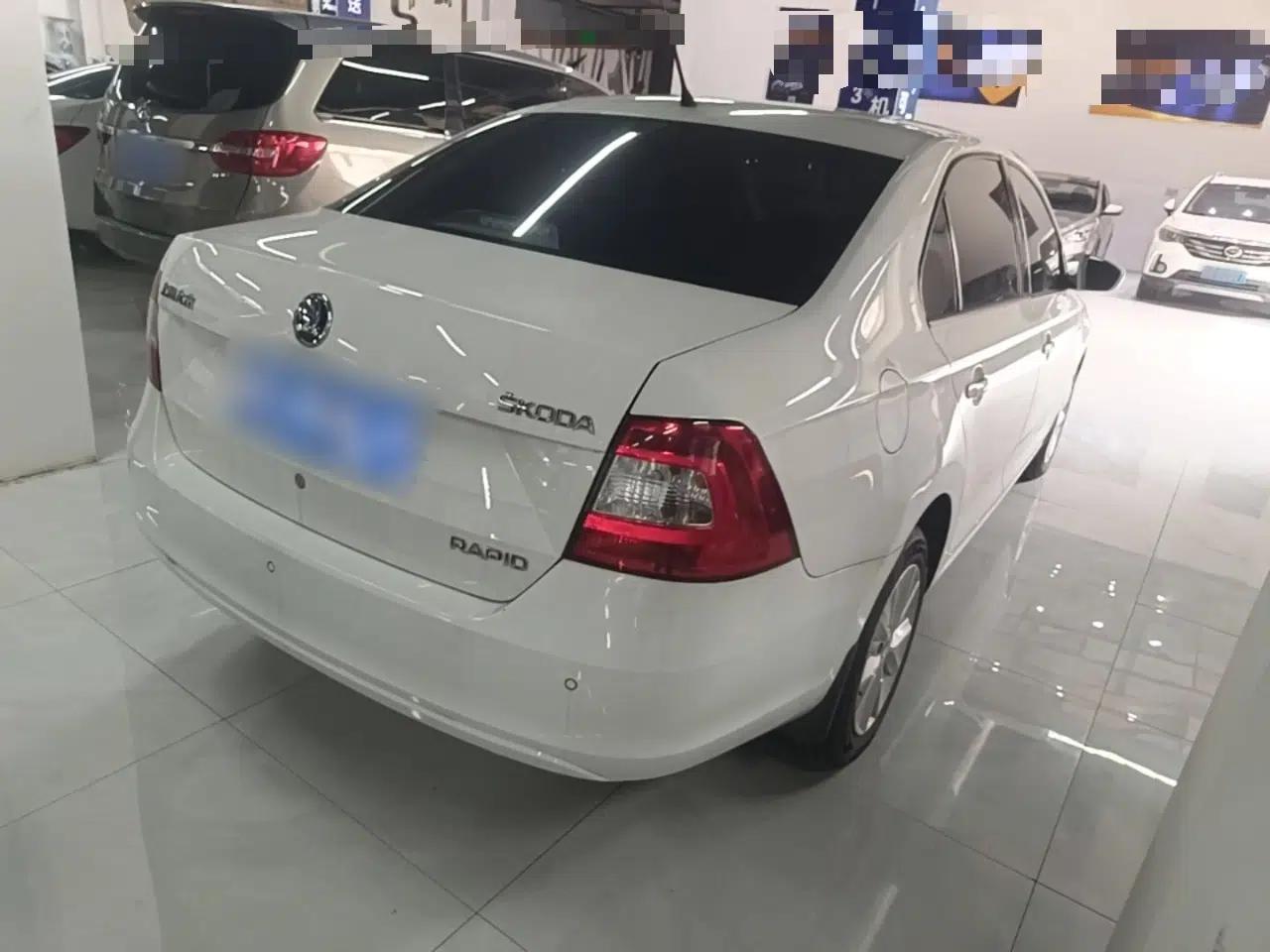 Skoda Rapid 2015 1.6L Manual Smart Selection Model — миниатюра 6