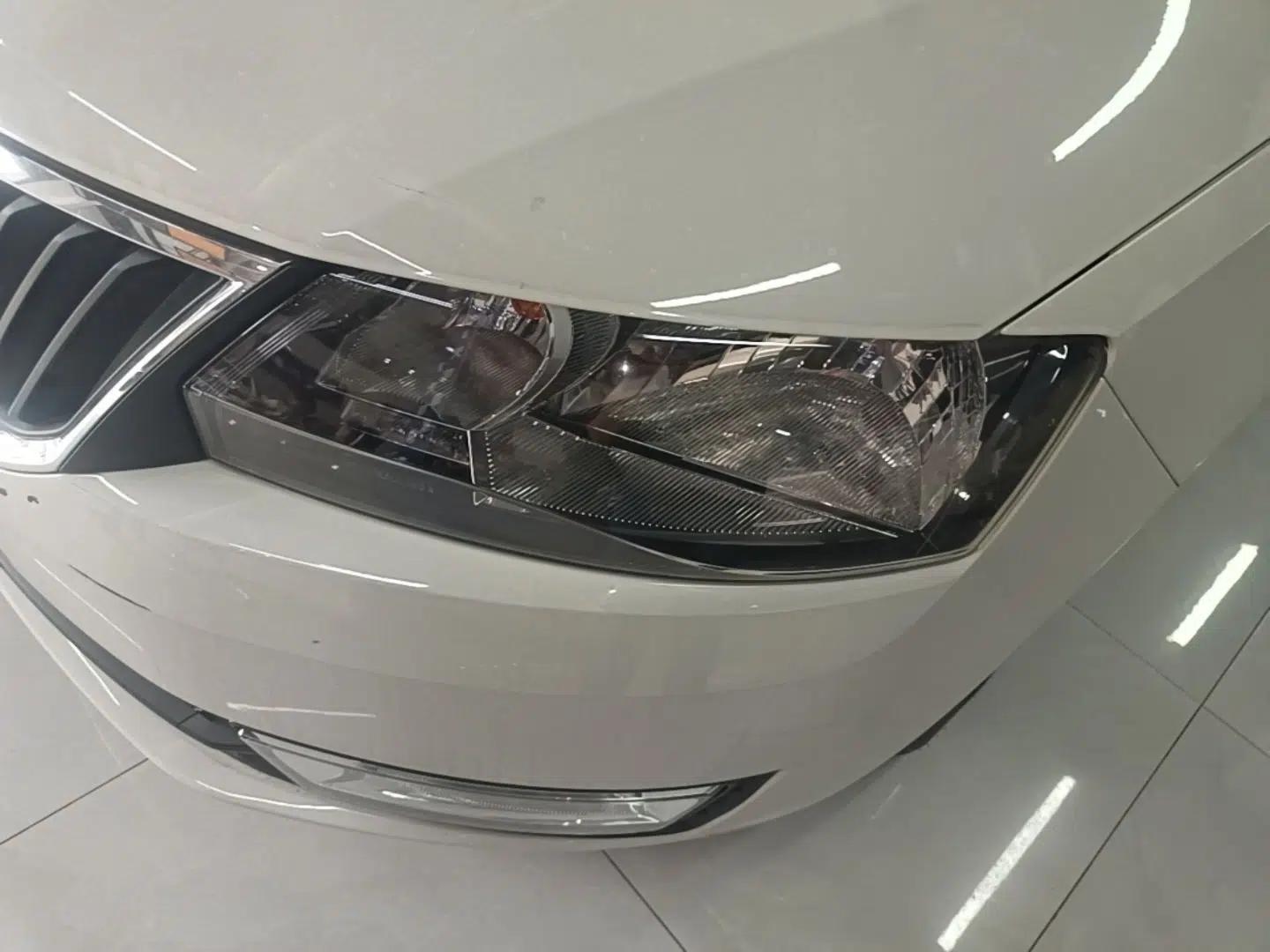 Skoda Rapid 2015 1.6L Manual Smart Selection Model — миниатюра 8