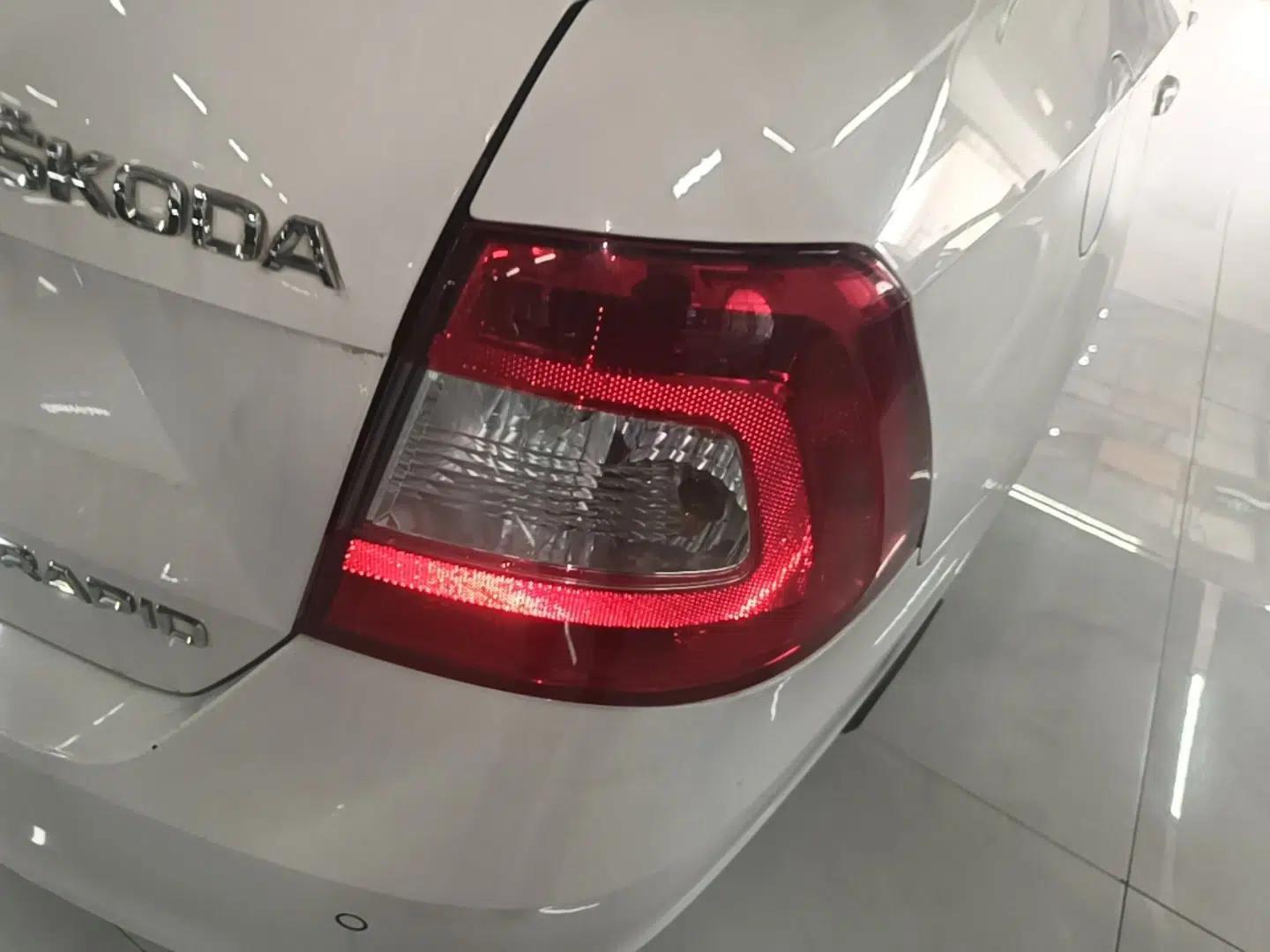 Skoda Rapid 2015 1.6L Manual Smart Selection Model — миниатюра 9