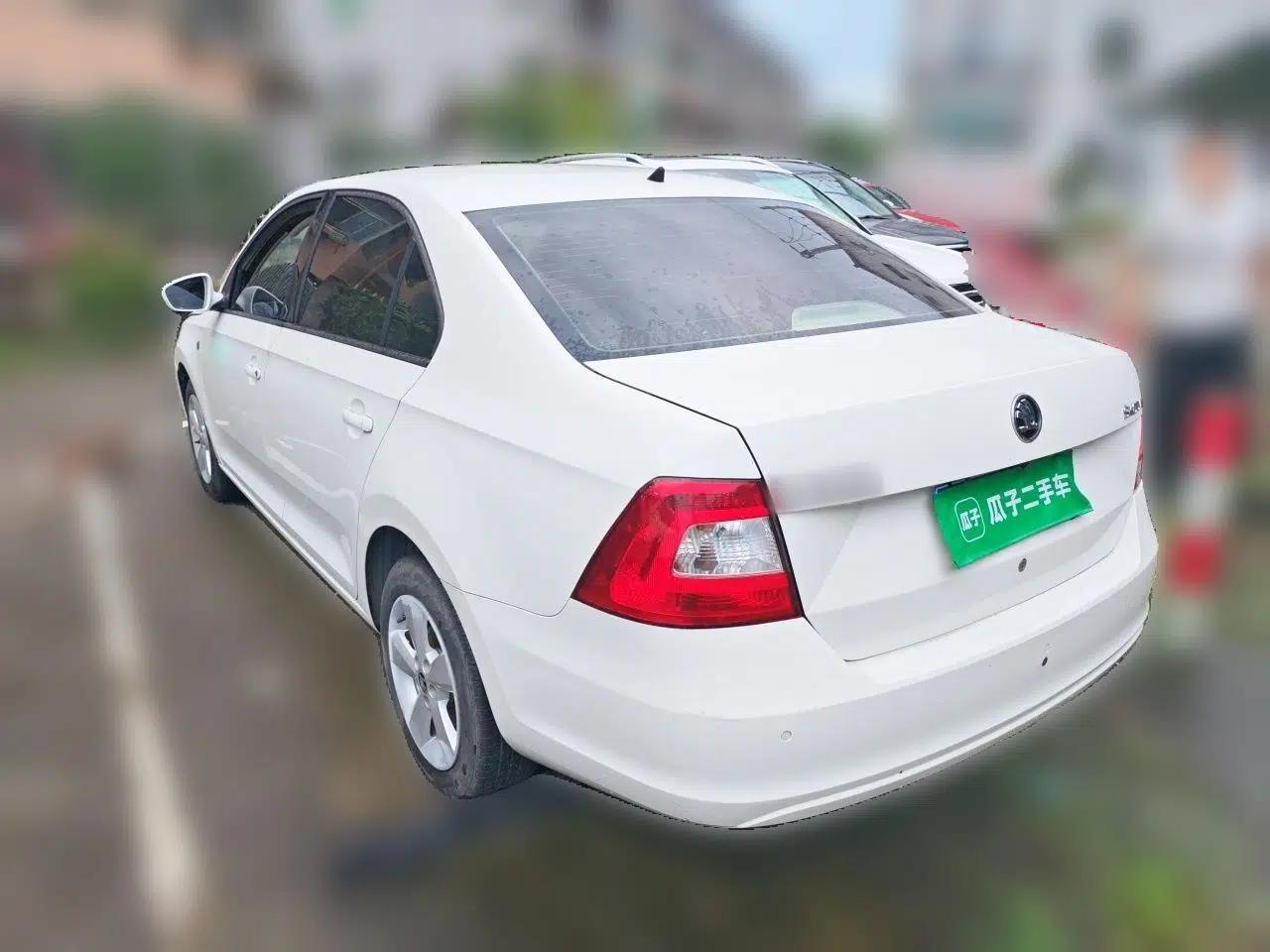 Skoda Rapid 2015 1.6L Automatic Smart Selection Model — миниатюра 4