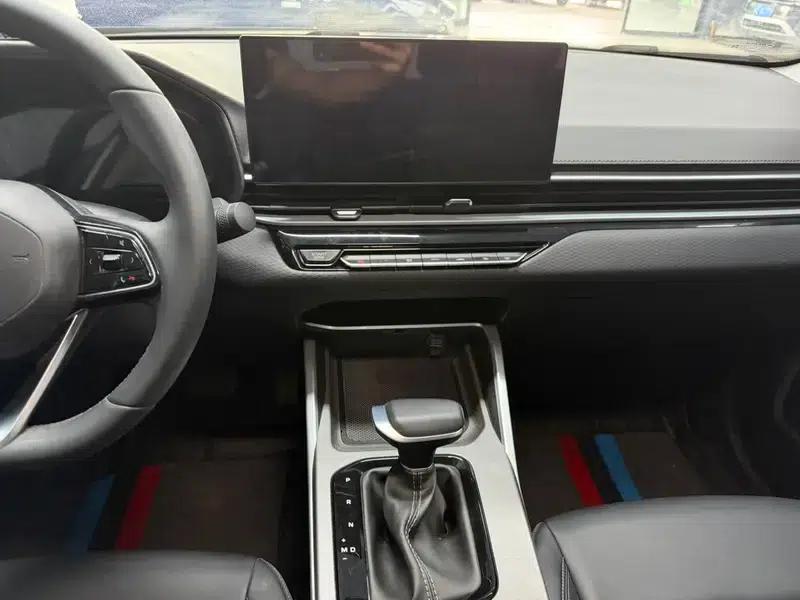 Geely Emgrand 2025 4th Generation 1.5L CVT Dragon Edition — миниатюра 6