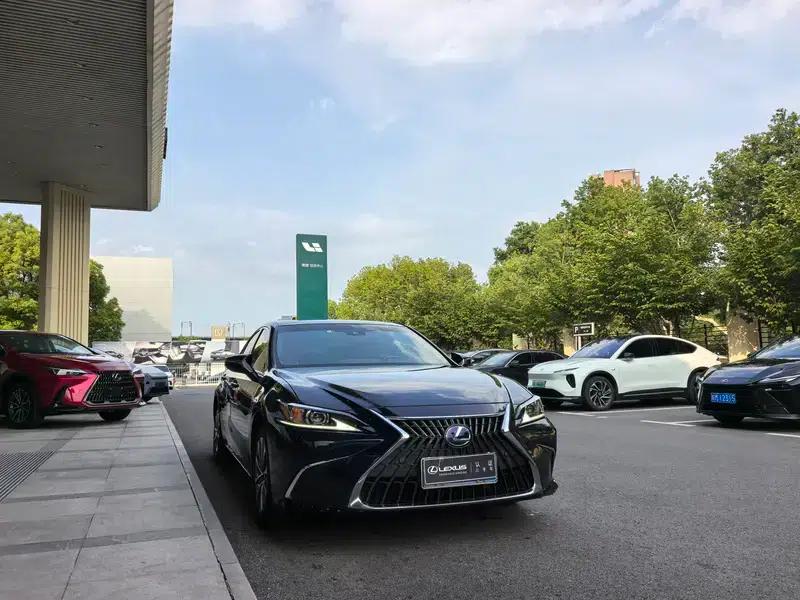 Lexus ES 2021 300h Premium Edition — миниатюра 3
