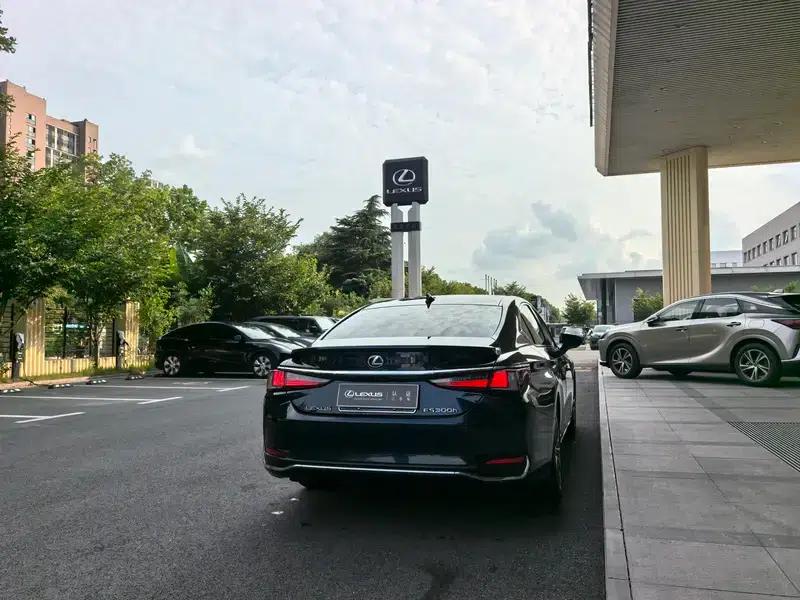 Lexus ES 2021 300h Premium Edition — миниатюра 10