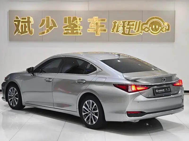 Lexus ES 2022 300h Premium Edition — миниатюра 4
