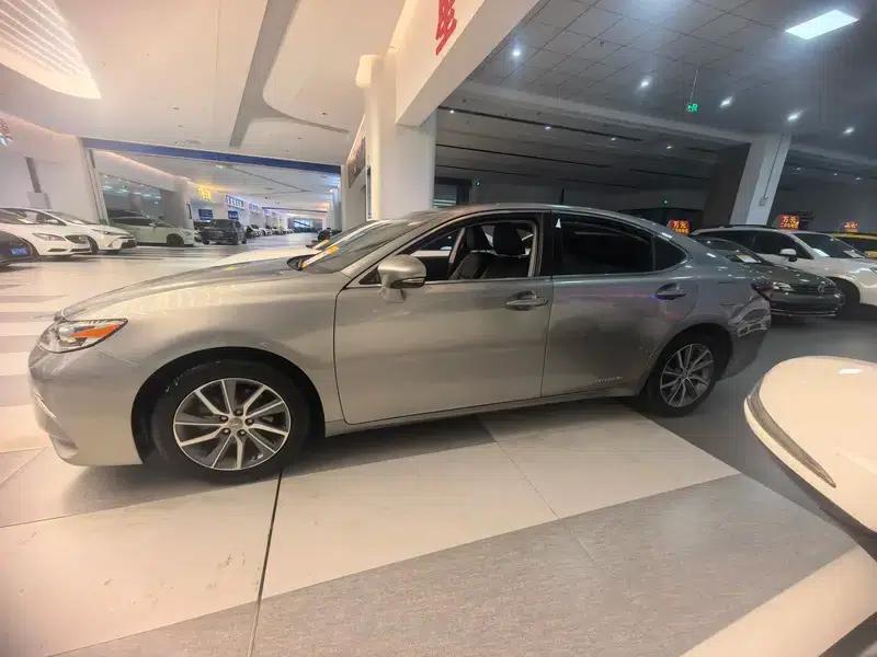 2017 Lexus ES 300h Mark Levinson Comfort Edition — миниатюра 3