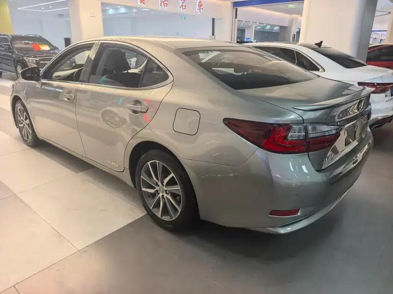 2017 Lexus ES 300h Mark Levinson Comfort Edition — миниатюра 4