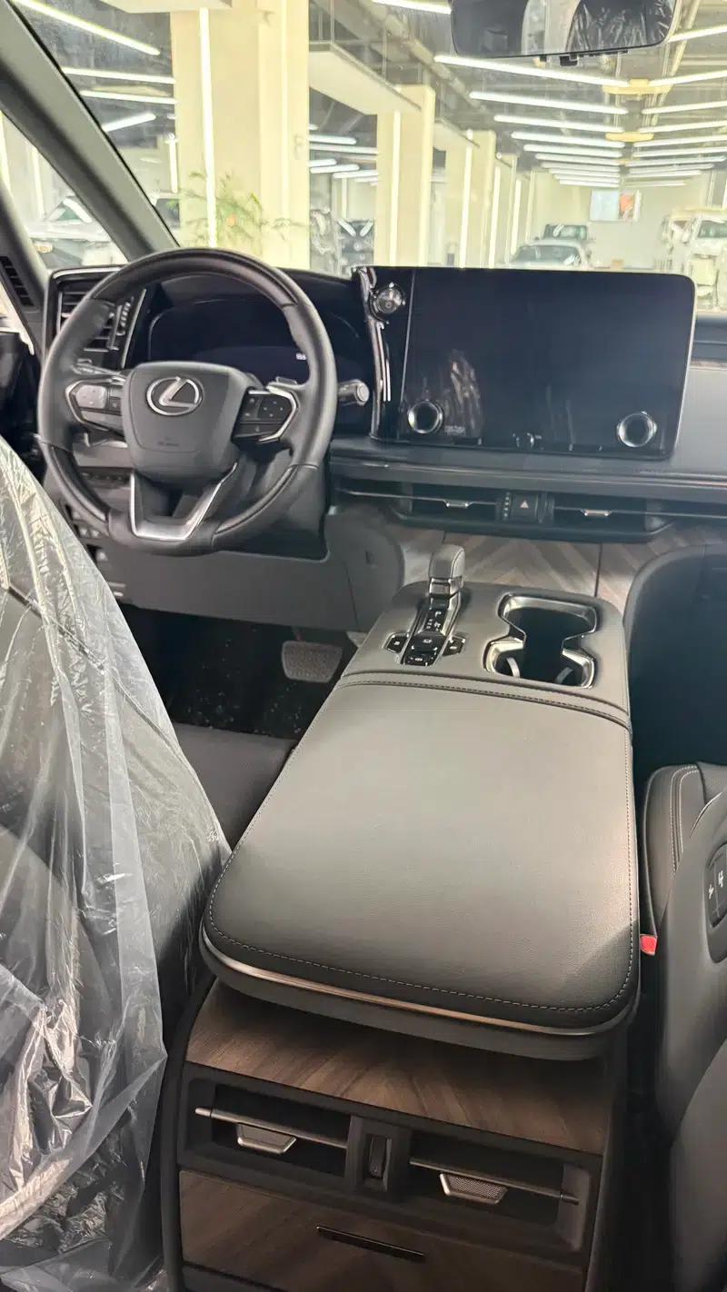 Lexus LM 2026 2.5L Automatic 4WD 7-Seater (Parallel Import) — миниатюра 5